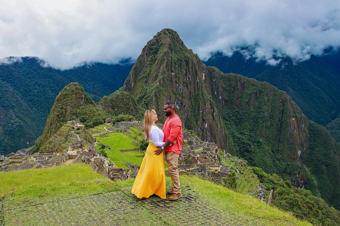 2-Day Tour: Sacred Valley & Machu Picchu – All Tickets Included - Awana Kancha and the camelid stop