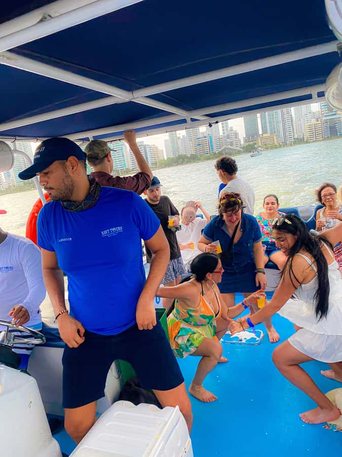 2-hour tour in Cartagena Sunset View in party boat - Who should book this experience?
