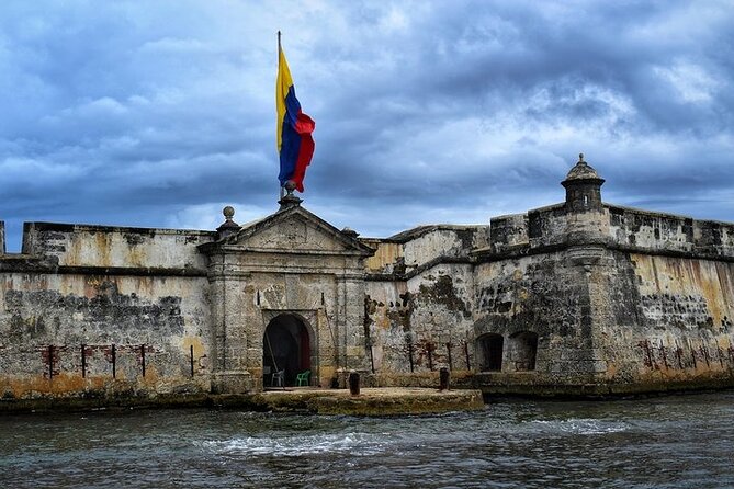 5-Island Speedboat Tour in Cartagena and the Rosario Islands - A private island stop with lemonade