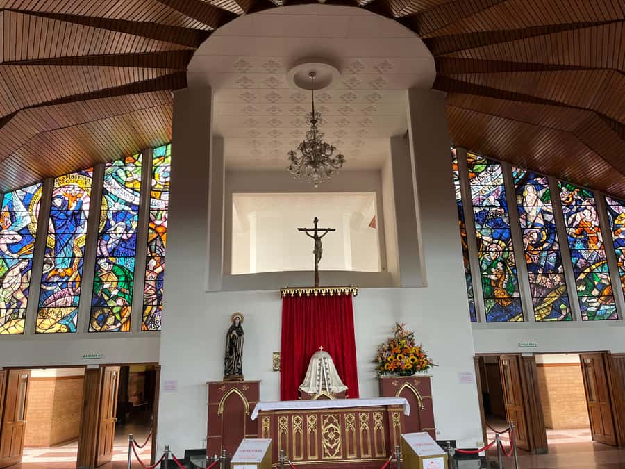 Bogotá: City Tour, Monserrate, Gold Museum, Plaza de Bolivar - Walking through La Candelaria