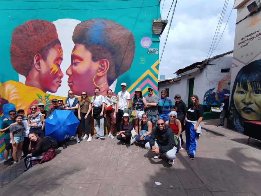 Bogotá: Graffiti Tour el mejor recorrido de arte urbano - From colorful walls to Colombian stories