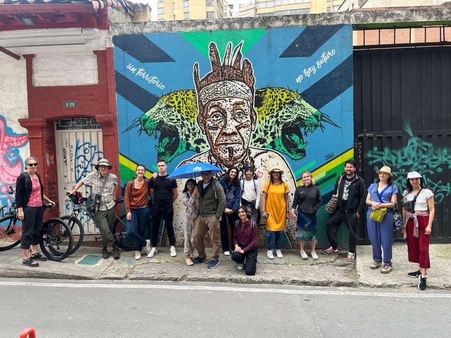 Bogotá: Graffiti Tour el mejor recorrido de arte urbano - What $13 gets you
