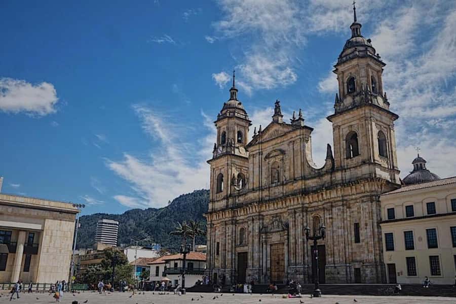 Bogotá: Guided La Candelaria Walking Tour - La Concordia market and the taste of Colombia