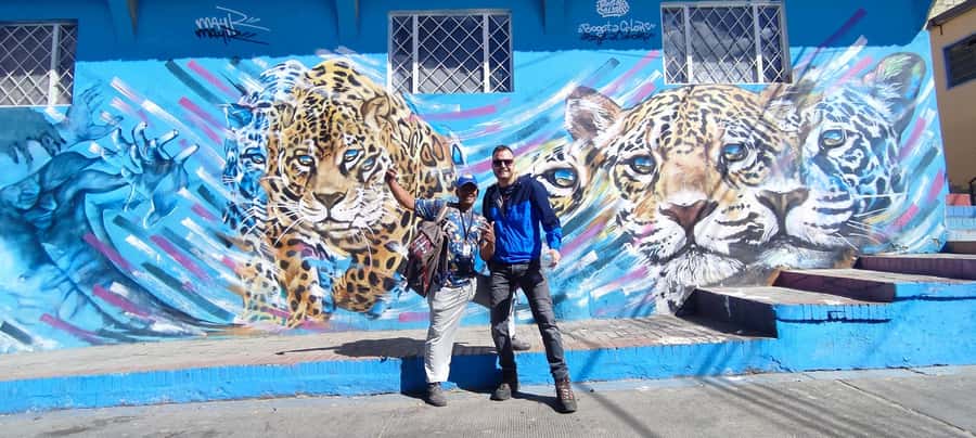 Bogotá´s Barrios: El Paraíso Favela Tour with Cable Car - Meeting local leaders and the security escort