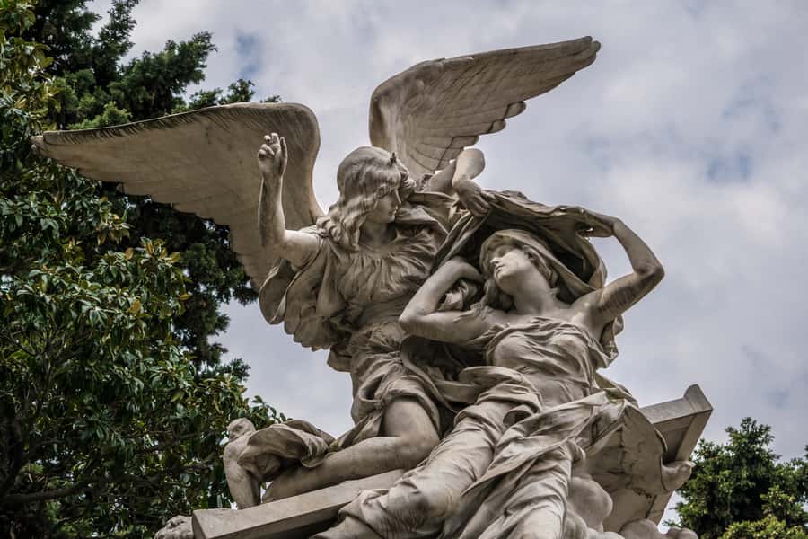 Buenos Aires: La Recoleta Cemetery Guided Tour in English - Key Points
