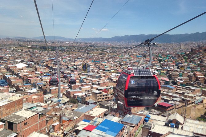 Cable car to el Paraiso, the city slum - From Teusaquillo to the southern hills
