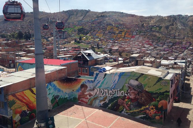 Cable car to el Paraiso, the city slum - Riding TransMiCable to the high point