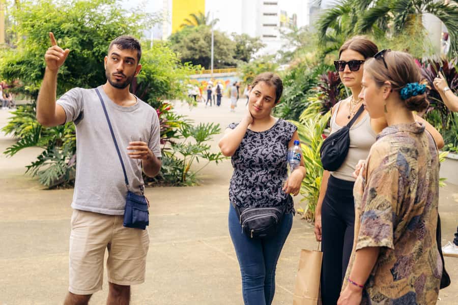 Cali: Street Food Tour - Start at Bulevar del Río and get your bearings