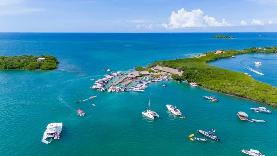 CARTAGENA: 4 islands by sport boat +oceanarium tickets - The Rosario Islands and the submerged airplane