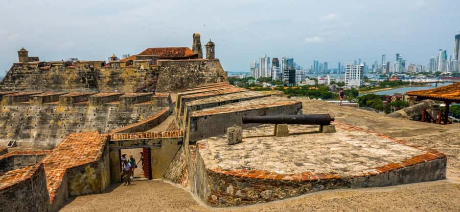 Cartagena: BILINGUAL CITYTOUR + SAN FELIPE CASTLE & Old city - A short walk through the walled city