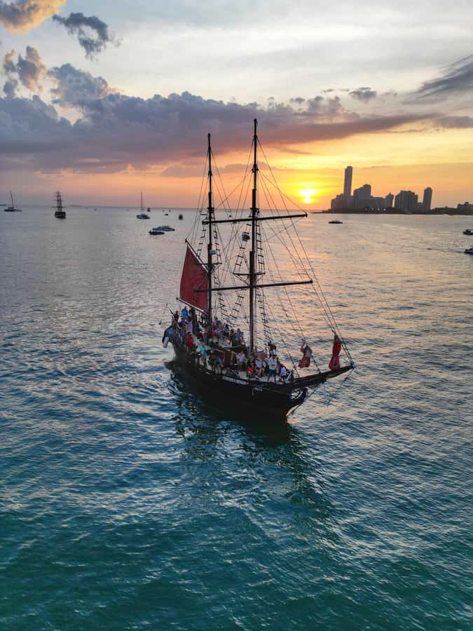 Cartagena, CO: Sunset Skyline Pirate Boat Tour with Drinks - Practical advice for a smoother evening
