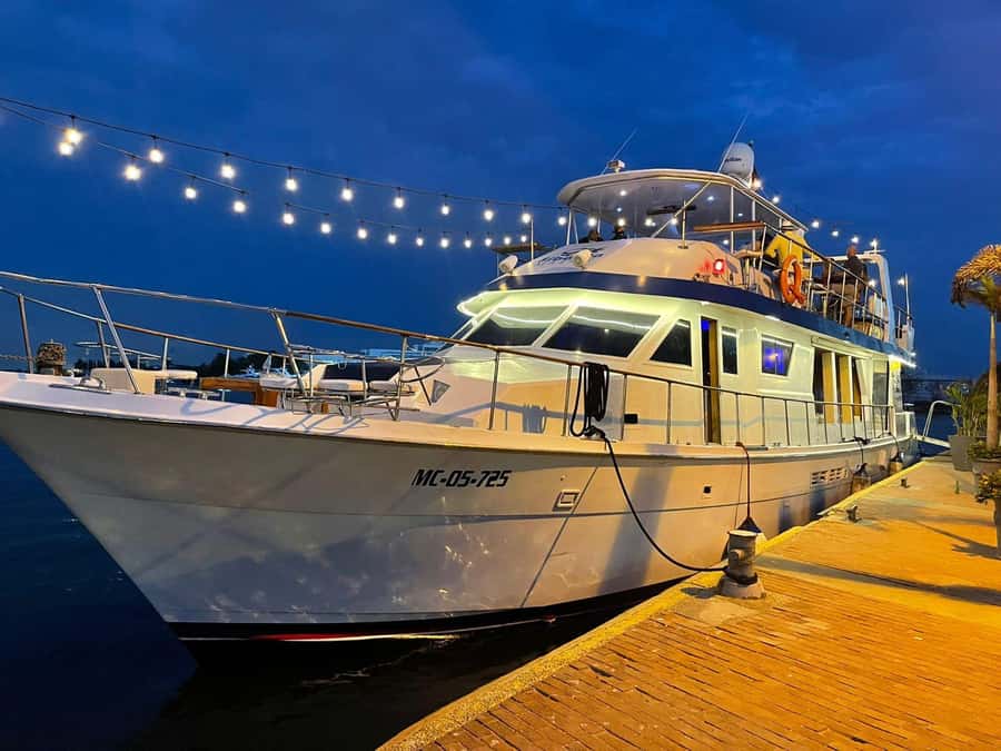 Cartagena: Cruise by the Bay with Dinner and Wine - Seating, service, and comfort onboard