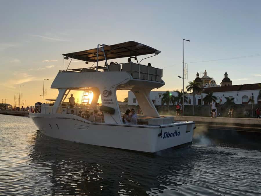 Cartagena: Cruise by the Bay with Dinner and Wine - Boarding at La Bodeguita Pier