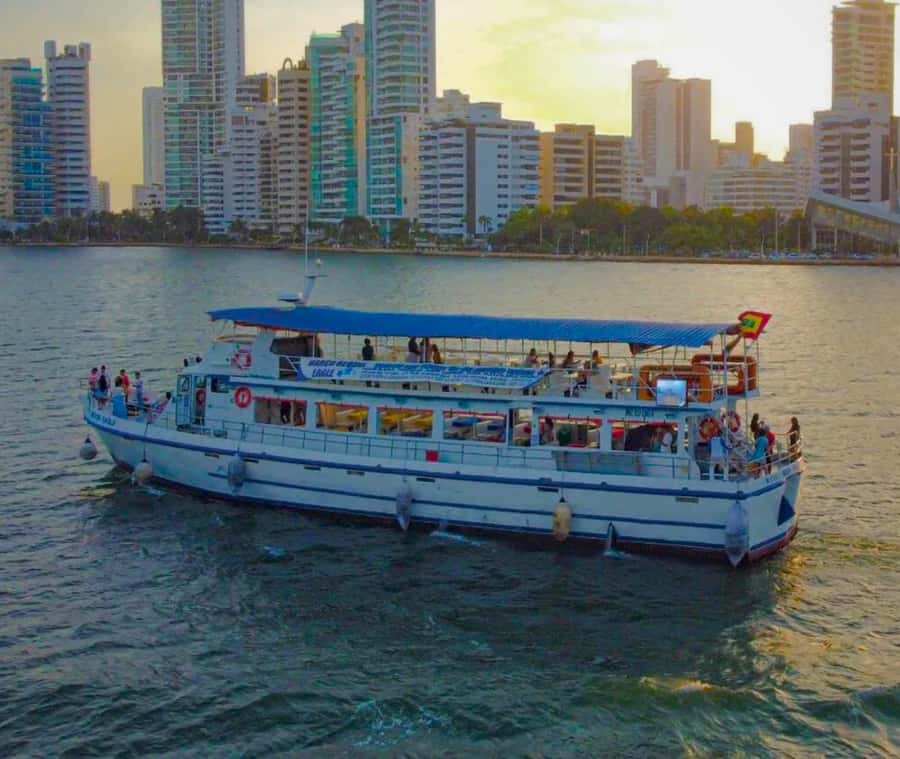 Cartagena de Indias: Sunset Cruise Open Bar with Dance Show - Why a sunset cruise makes sense in Cartagena