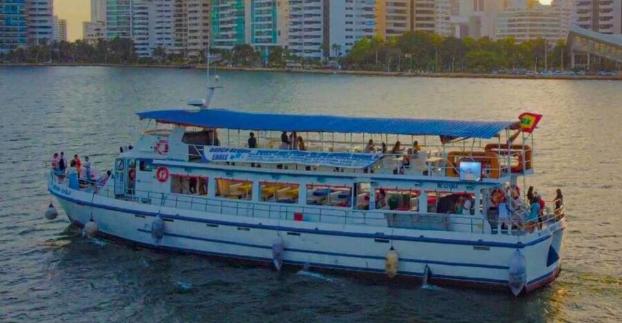 Cartagena de Indias: Sunset Cruise Open Bar with Dance Show - The first hour: sunset over Manga and Bocagrande