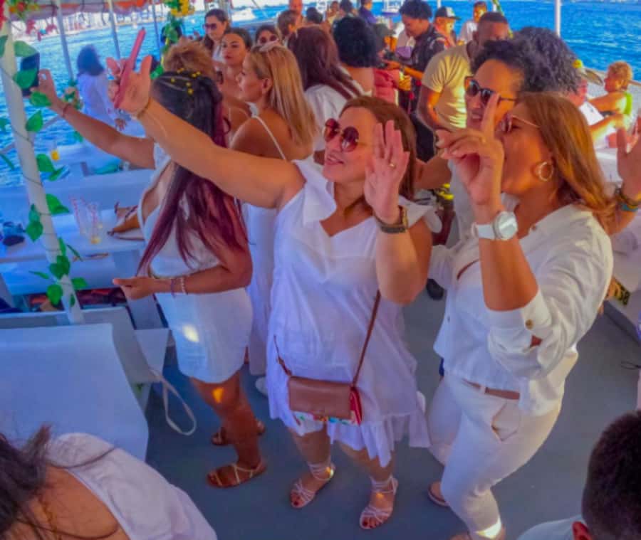 Cartagena de Indias: Sunset Cruise Open Bar with Dance Show - The second hour: a dance class on the deck