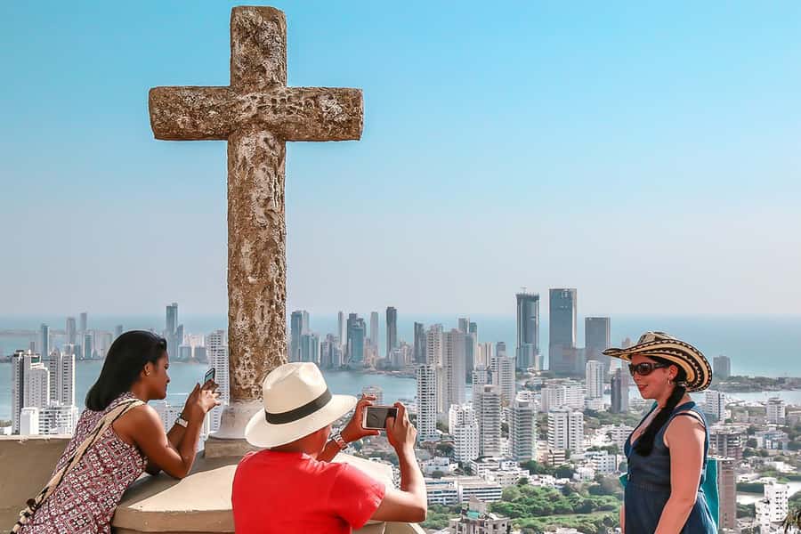 Cartagena: Guided Tour, with La Popa Convent, and San Felipe - The emerald gallery stop and what to expect