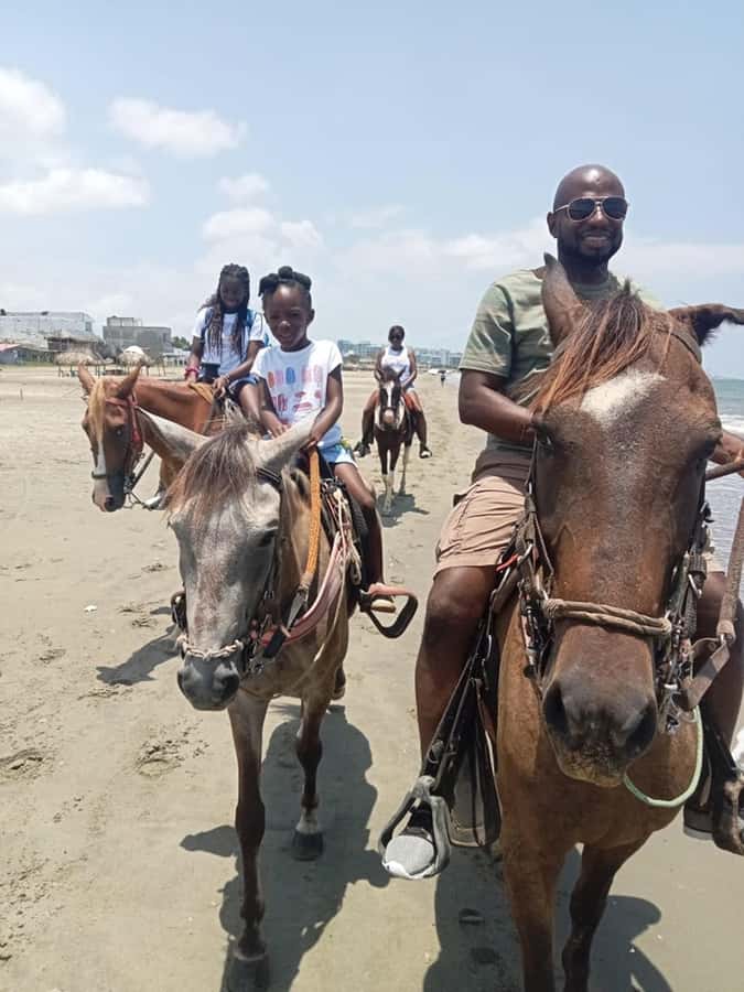 Cartagena: Horse Riding on the Beach with Photos and Lunch - La Boquilla: lunch, drinks, and a slower finish