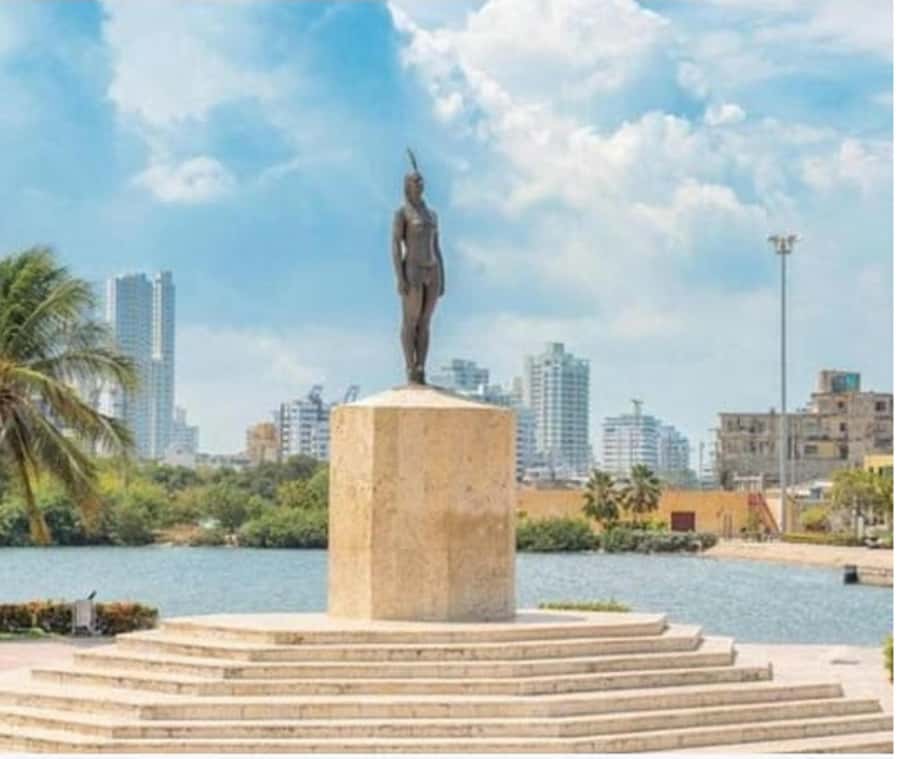 Cartagena: Panoramic City Tour, Monuments, Walls, Castle - Walking through the walled city