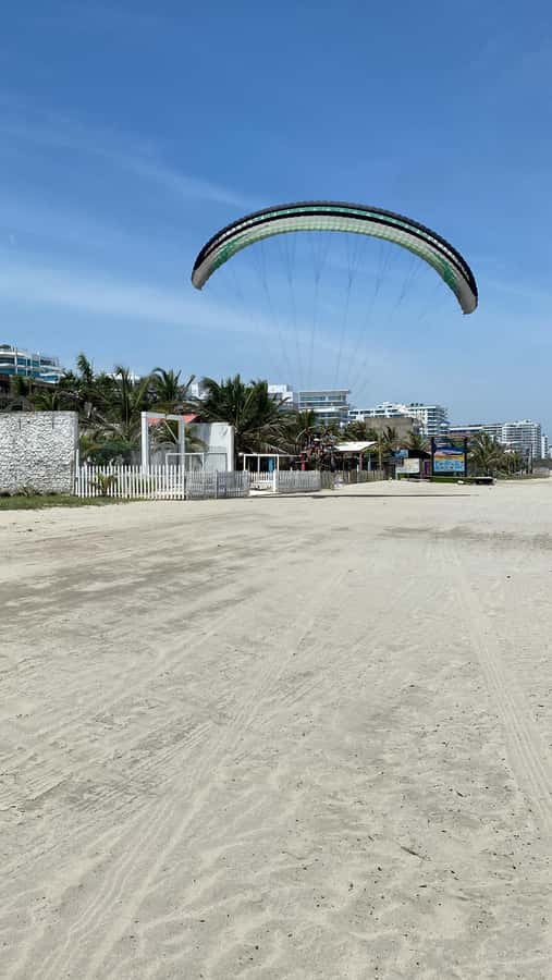 Cartagena: Paratriking Flight from the Beach - What happens after landing