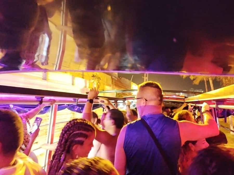 Cartagena: Party on a typical bus crossing the city - India Catalina and the route through Manga