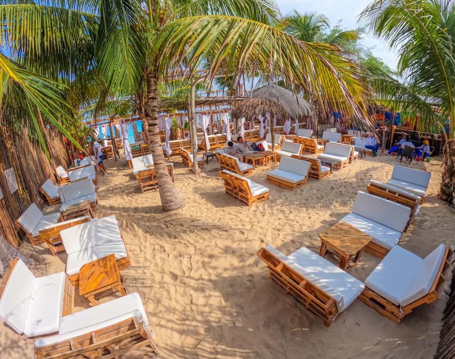 Cartagena: Rosario Islands Day Tour with Snorkel & Lunch - Guides, language, and group atmosphere