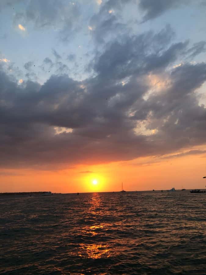 Cartagena: Sunset in boat in the bay with music and liquor - How the music changes the experience