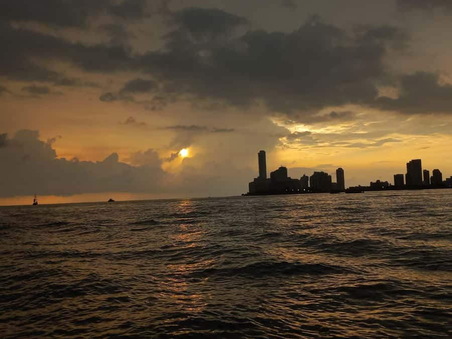 Cartagena: Sunset in boat in the bay with music and liquor - Practical tips for a better evening