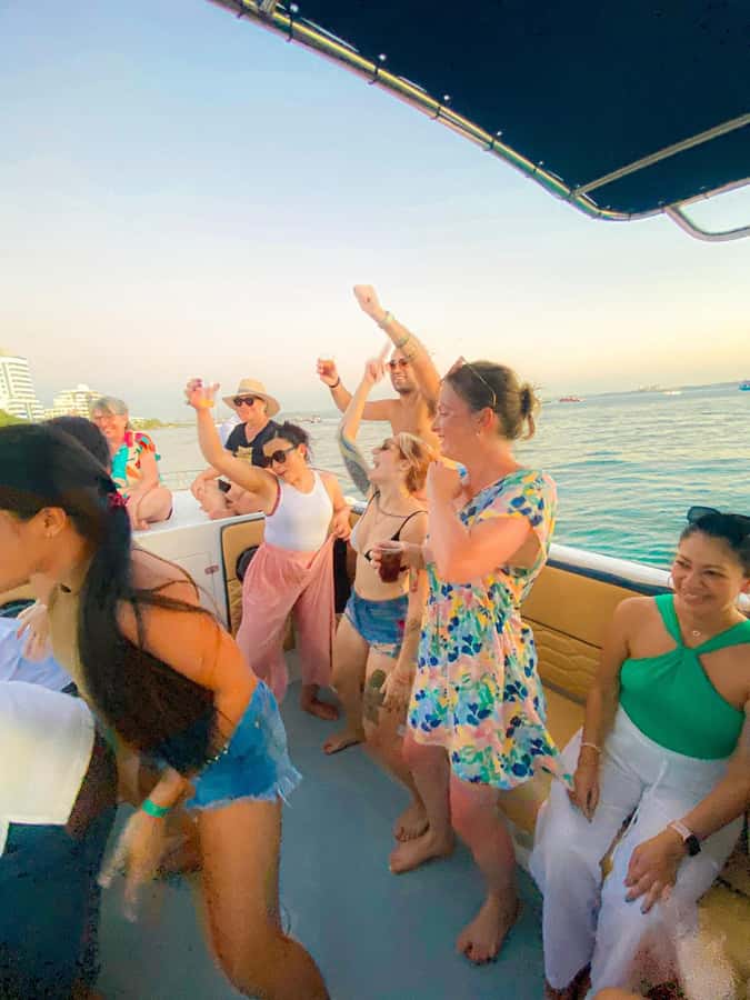 Cartagena: Sunset in boat in the bay with music and liquor - Leaving the pier and entering the bay
