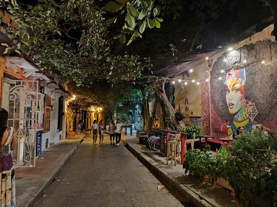Cartagena: Walled City and Getsemani Shared Walking Tour - Las Bovedas and Cartagena’s defensive character