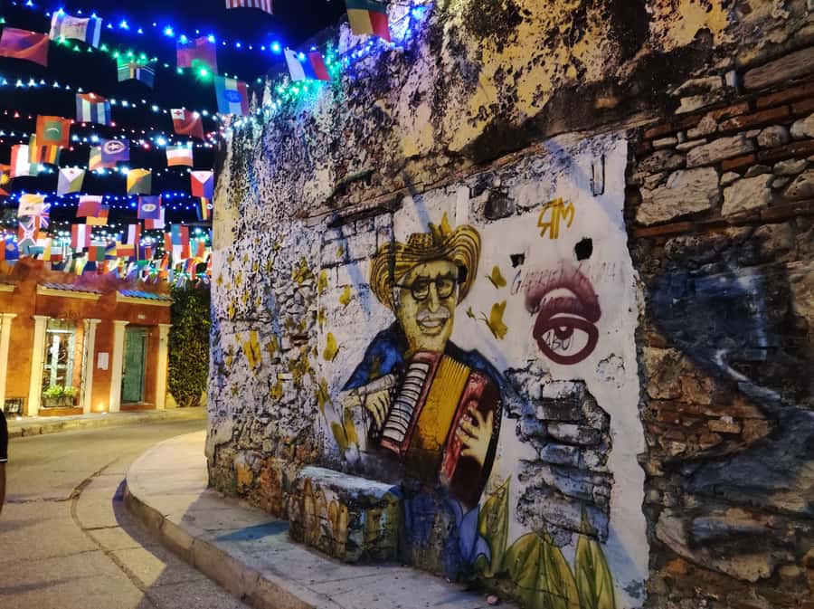 Cartagena: Walled City and Getsemani Shared Walking Tour - The change into Getsemani