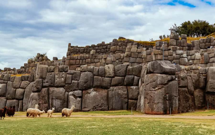 City Tour Cusco Qoricancha Sacsayhuaman y Tambomachay - Sacsayhuamán and the giant stones