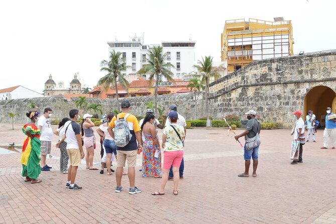 City Tour in Chiva through the City of Cartagena - Heat, comfort, and getting on the bus