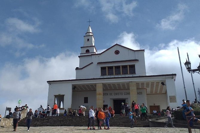 Descubre la Magia: Catedral de Sal & Bogotá en 1 Día - Guides, language, and the pace of the day