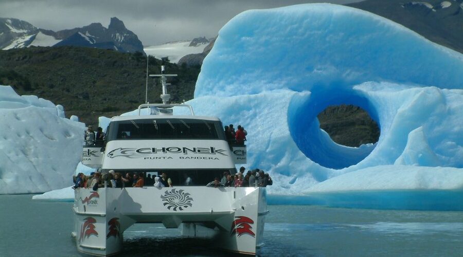 El Calafate: All Glaciers Boat Trip - Sailing through Boca del Diablo