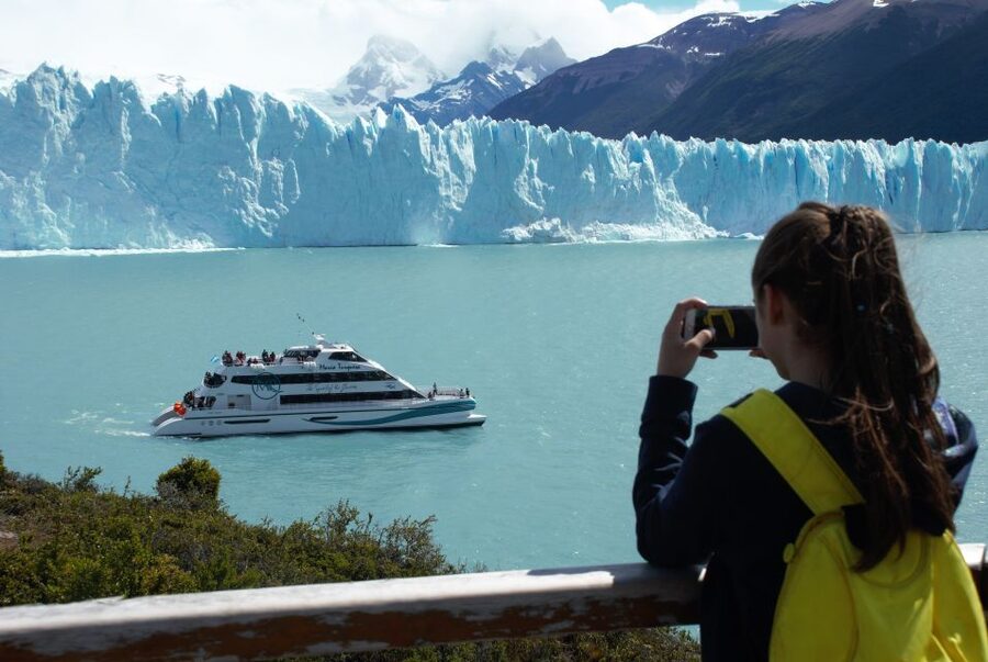 El Calafate: Glaciers Gourmet Experience - Full Day Cruise - Lunch with the glacier-themed interior