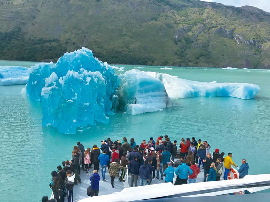 El Calafate: Glaciers Gourmet Experience - Full Day Cruise - Escuadra Bay and the Condor Nesting Wall