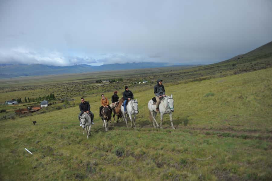 El Calafate: Horseback riding in Cerro Frias - Riding out from El Calafate to Estancia Alice