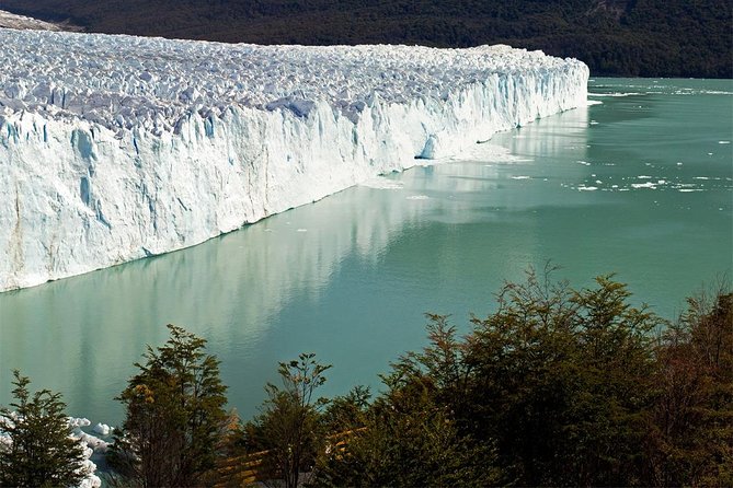 Excursion to the Perito Moreno Glacier, with guide and transfer to / from the hotel - Three hours of viewpoints, steps, and ice