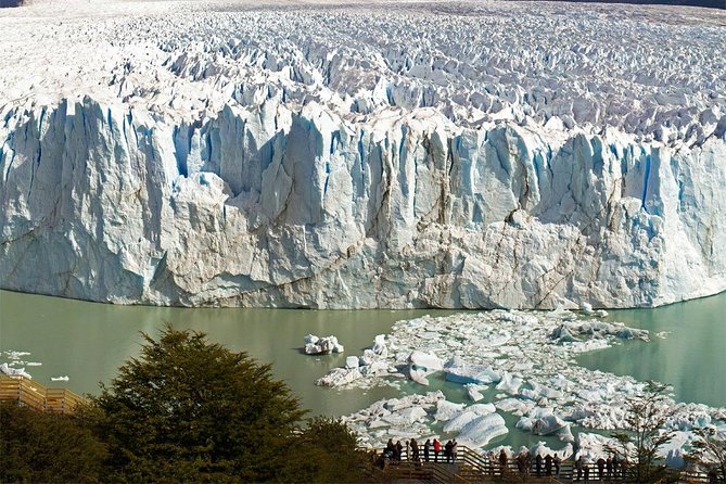 Excursion to the Perito Moreno Glacier, with guide and transfer to / from the hotel - The road from El Calafate to Los Glaciares National Park