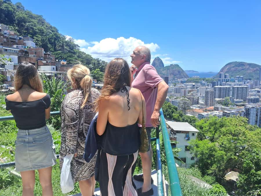 Favela Santa Marta: Walking Tour with local guide - Murals, handicrafts, and local shopping