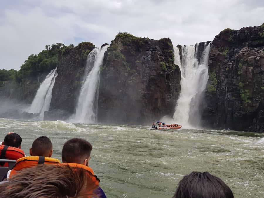 From Foz do Iguaçu: Iguazú Falls Boat Ride Argentina - Leaving Foz do Iguaçu and crossing into Argentina
