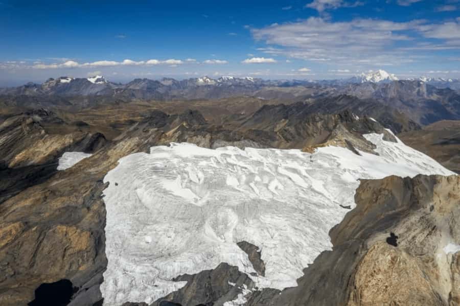 From Huaraz: Tour to the Pastoruri Glacier and Puya Raimondi - The walk from Pumapashimin Lagoon to the glacier