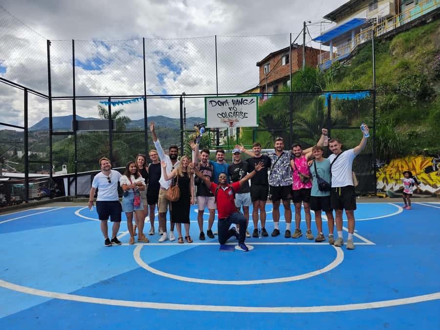 Graffiti Tour comuna 13 and cable car (made by local guides) - Key points at a glance