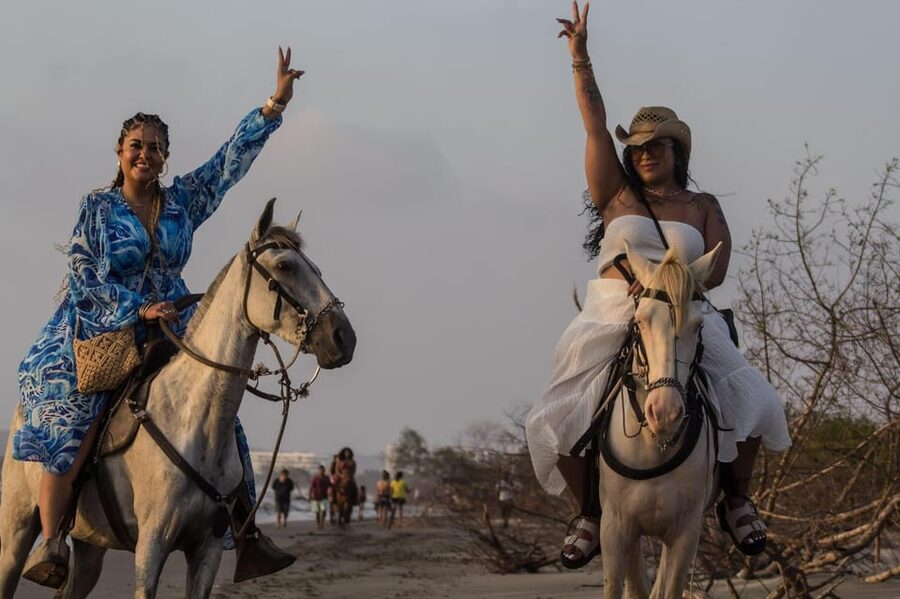 HORSE TOUR IN CARTAGENA BEACH - Riding through the water and planning your clothing
