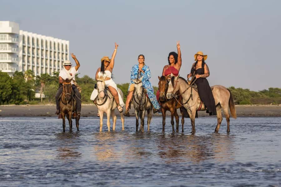 HORSE TOUR IN CARTAGENA BEACH - Who will enjoy this ride most