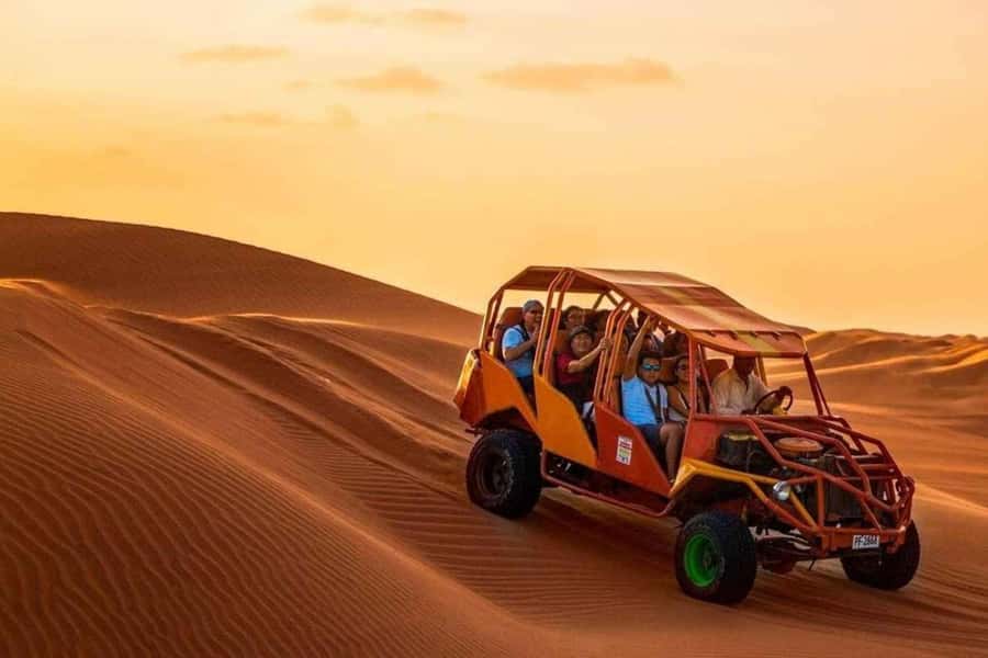 Huacachina: Buggy en las Dunas al Atardecer y Sandboarding - The 4x4 buggy ride across 30-meter dunes