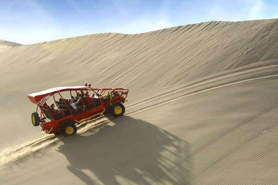 Huacachina: Sandboarding and 4x4 Desert Adventure - The 4x4 ride across the dunes