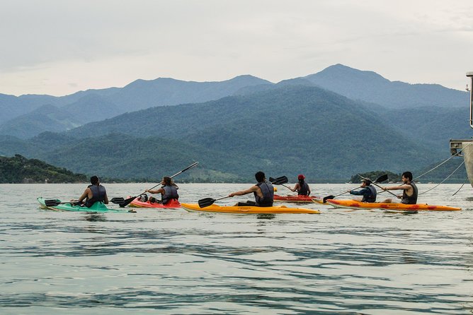 Kayaking to the mangroves - Around Ilha dos Pombos with the mountains behind you
