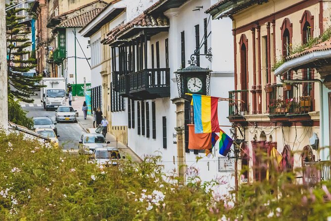 La Candelaria Private Tour Bogotá + Local Lunch + 2 Museums (6 Hrs.) - Banco de la República brings art into the day